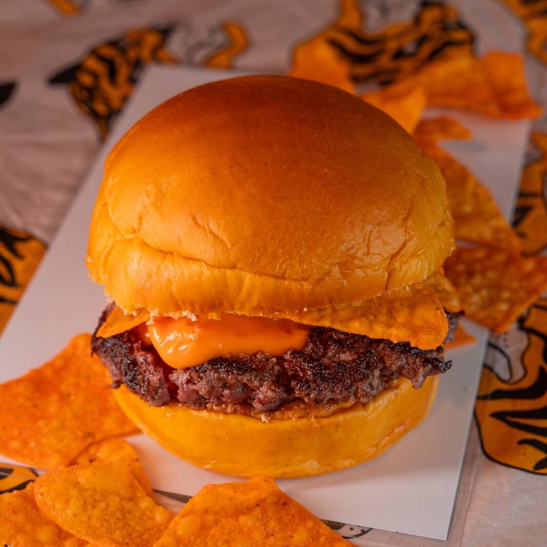 Pão brioche, maionese, hambúrguer 140g, Doritos e cheddar cremoso