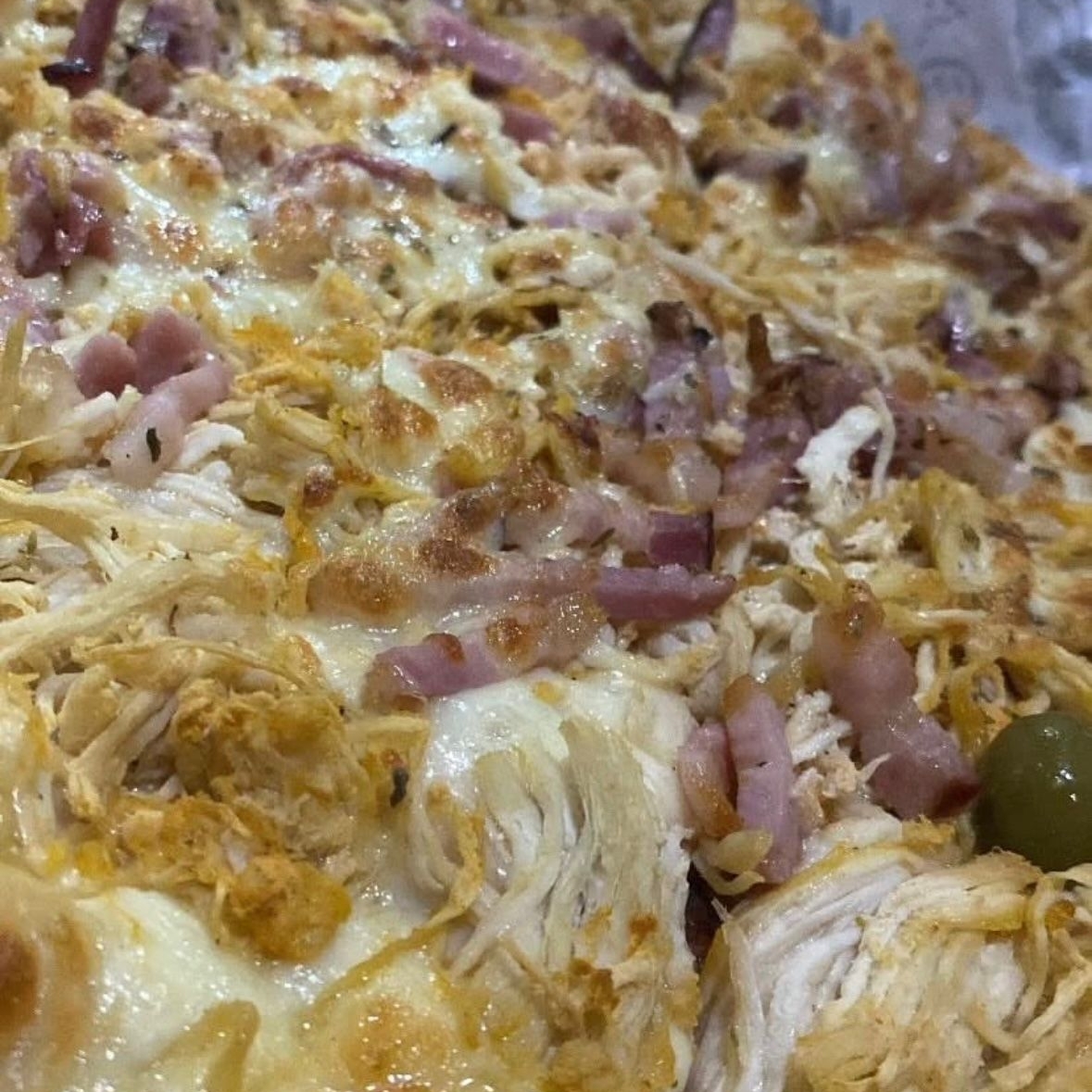 MUSSARELA,FRANGO,BACON,PARMESÃO,AZEITONA E ORÉGANO.