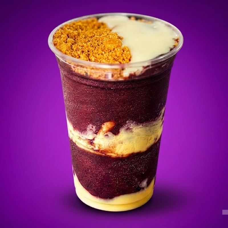 Açaí tradicional com paçoca e leite condensado.