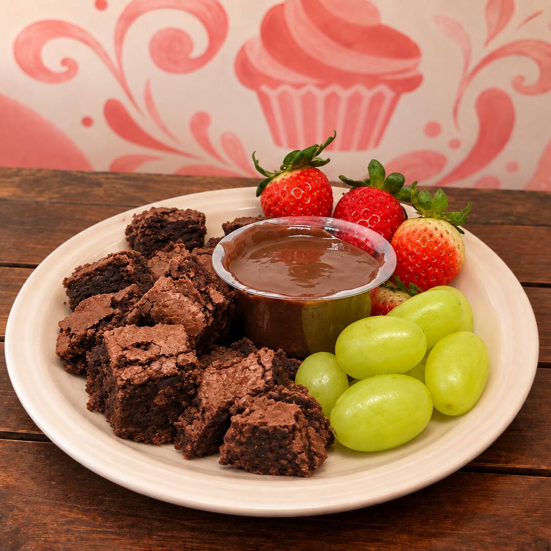 Uma experiência única e interativa de sobremesa! Nosso fondue traz: - Pedaços de brownie caseiro - Frutas frescas - Calda à sua escolha: - Brigadeiro cremoso - Doce de leite tradicional - Dois amores (brigadeiro ao leite e brigadeiro branco) - Ganache de chocolate ao leite - Ganache de chocolate branco Perfeito para: • Encontros românticos • Comemorações especiais • Momentos gourmet em casa Peça já o seu e transforme sua sobremesa em uma experiência memorável!