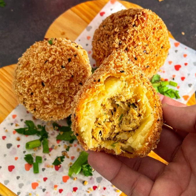 Massa preparada com caldo de frango marinado e batatas cozidas no próprio caldo, temperada com nosso exclusivo mix da casa. Recheio de frango desfiado no ponto certo, suculento e cheio de sabor. Empanada na farinha panko com gergelim e frita em óleo de algodão, garantindo crocância e leveza a cada mordida. 170g de puro sabor.