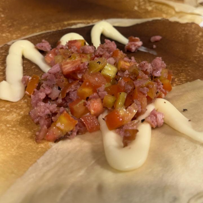 calabresa defumada, tomate e requeijão cremoso.