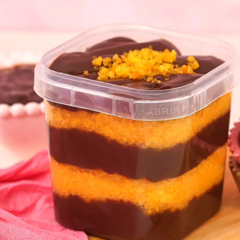 Massa fofinha e úmida de cenoura, com recheio cremoso ao leite.