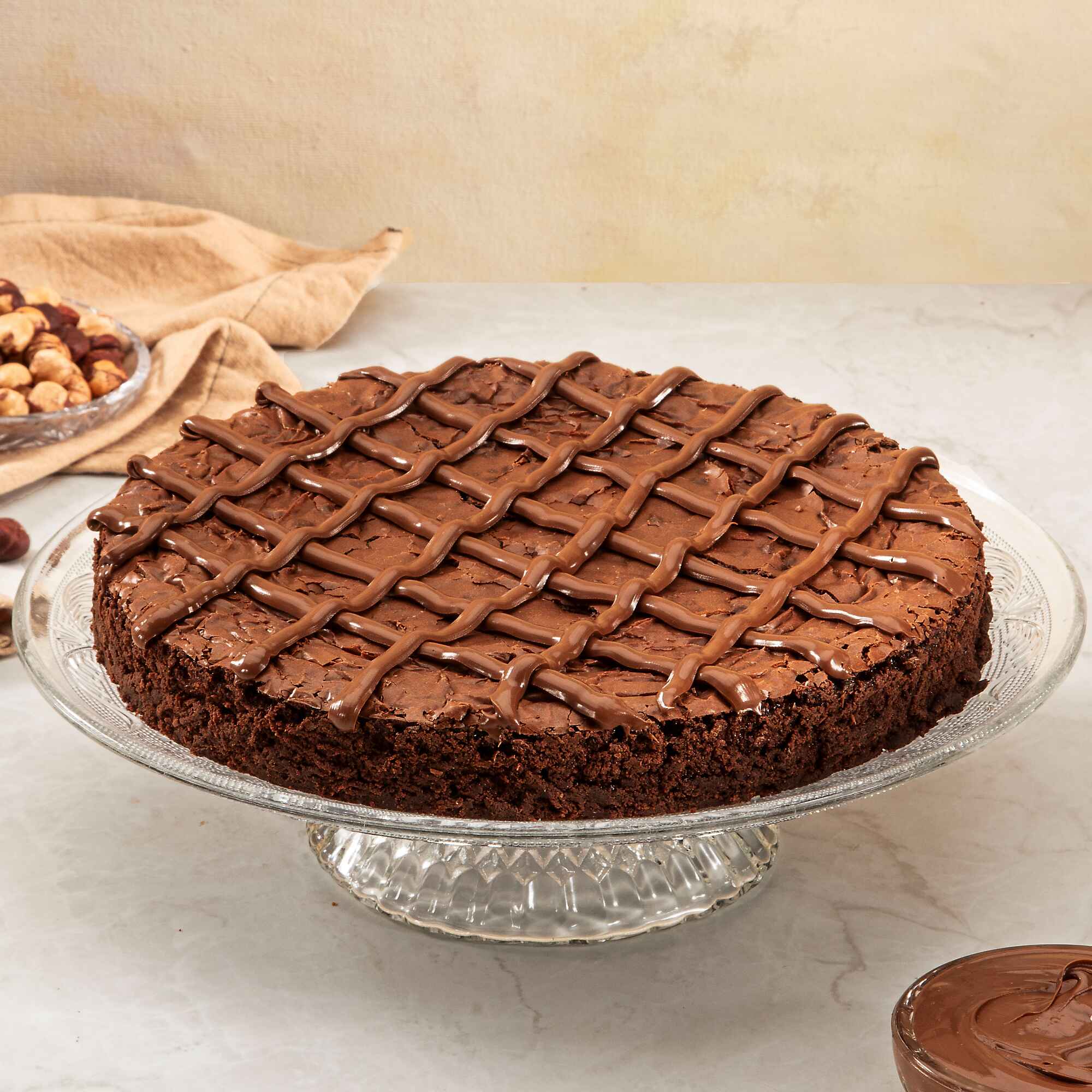 Brownie denso e úmido, finalizado com Nutella que realça o sabor do chocolate.
Imagem meramente ilustrativa.
Serve até 16 fatias.