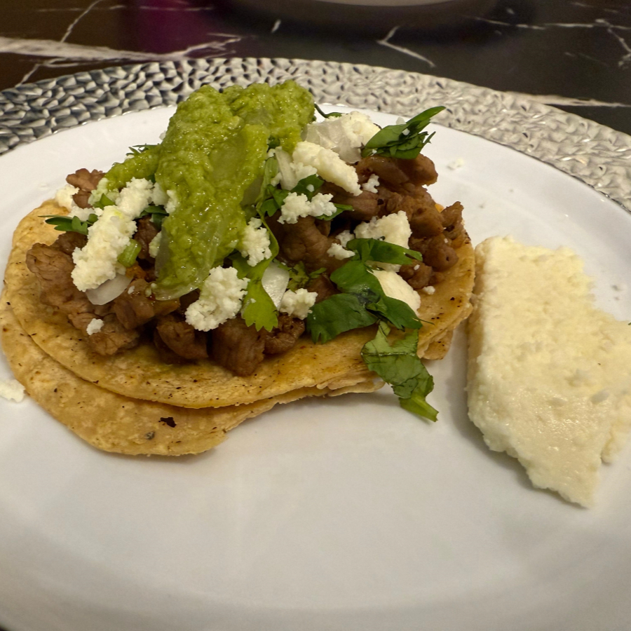 Taco Chico de Bistec con Queso Huasteco