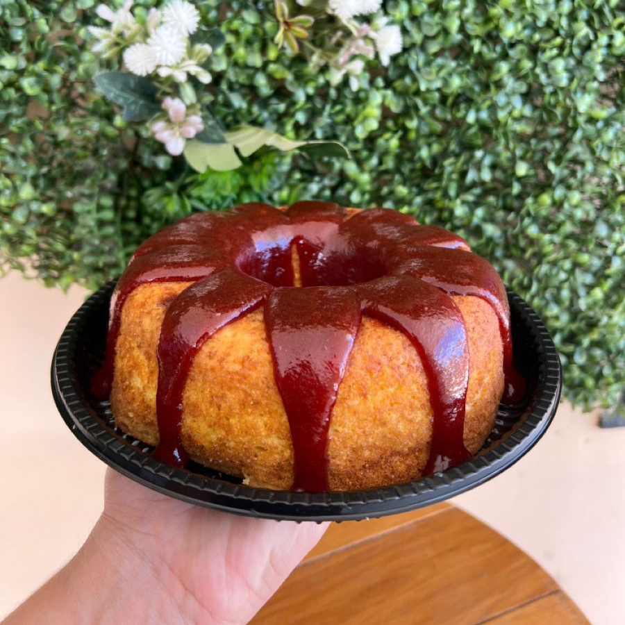 Um bolo caseiro, super macio e cheio de sabor, feito com milho de qualidade e finalizado com uma calda de goiabada irresistível. Ideal para compartilhar em família ou surpreender no lanche.