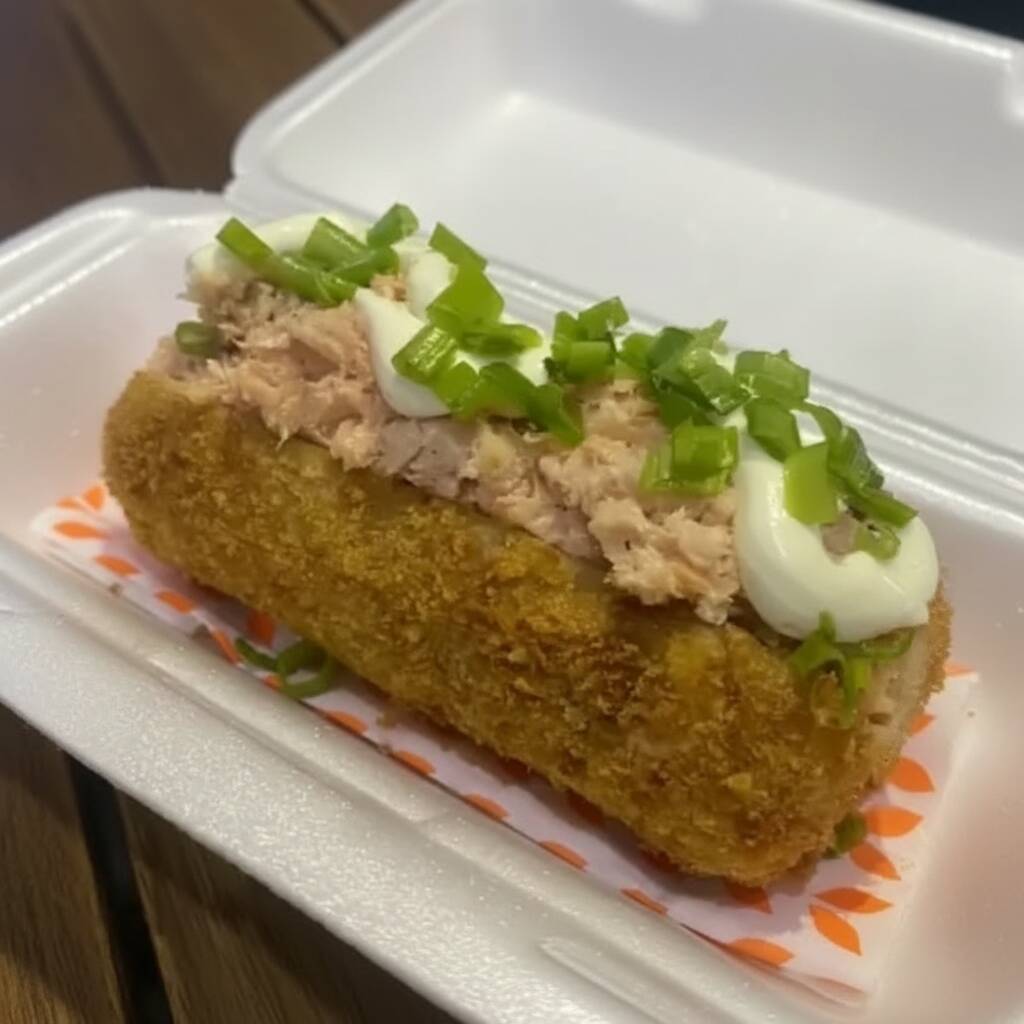Alga e arroz japonês empanado na farinha panko e frito. Recheio: salmão grelhado, cream cheese e cebolinha --- Acompanha: 2 sachês de shoyu e 2 sachês de tarê.