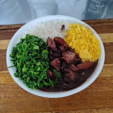 Feijoada, arroz, farofa e sem couve hoje. Serve uma pessoa, prato individual.