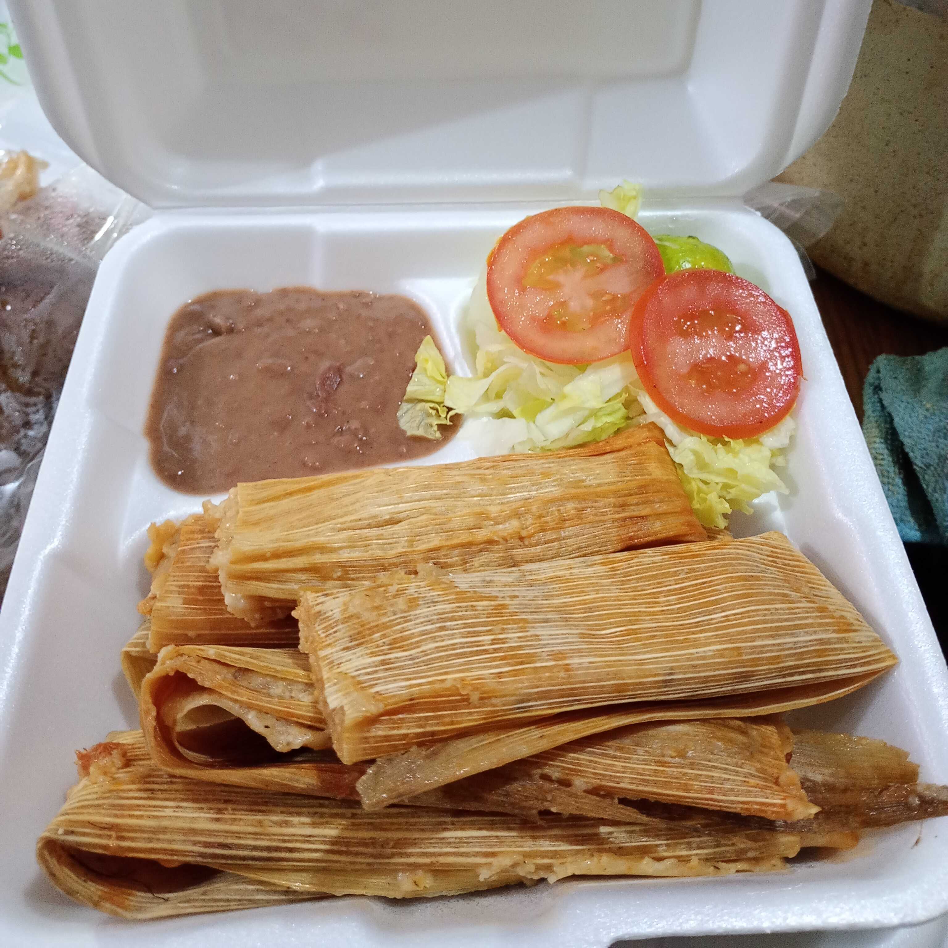 tamales platillo 6pz,frijoles,ensalada y salsa