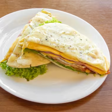 Presunto, queijo, ovo, tomate e alface