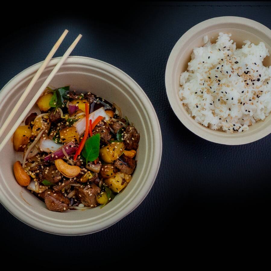 Mignon bovino salteado em alta temperatura no "sopro da wok" com manjericão fresco e abacaxi, finalizado com castanha de caju crocante gergelim tostado e moyashi. Acompanha arroz jasmim. Picância ajustável (0-5).