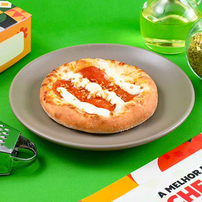 Uma combinação irresistível de fatias de pepperoni picante, realçadas por alho frito crocante e requeijão cremoso. Uma mistura premium de sabores intensos e suaves, envolta em uma massa leve e crocante. Perfeita para quem busca uma experiência de sabor única e deliciosa. Peça agora e saboreie essa explosão de sabor!