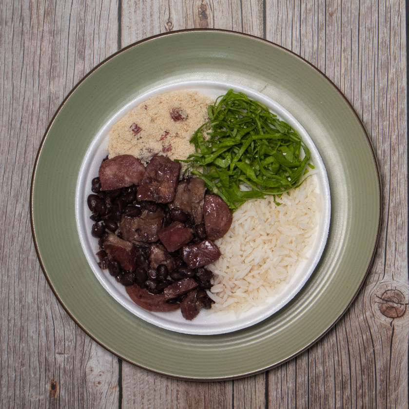 Feijoada (linguiça, costelinha de porco, paio e charque), arroz, farofa e couve.