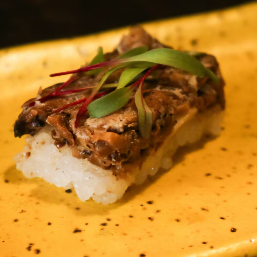 Tartar de shitake grelhado com creme de castanha e gengibre. Um sabor profundo e reconfortante.