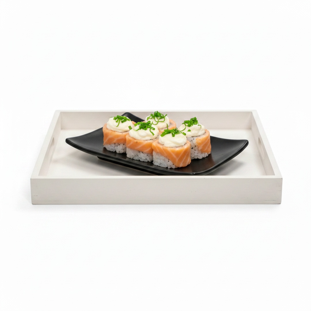 Salmão maçaricado envolvido no arroz com cream cheese e finalizado com cebolinha