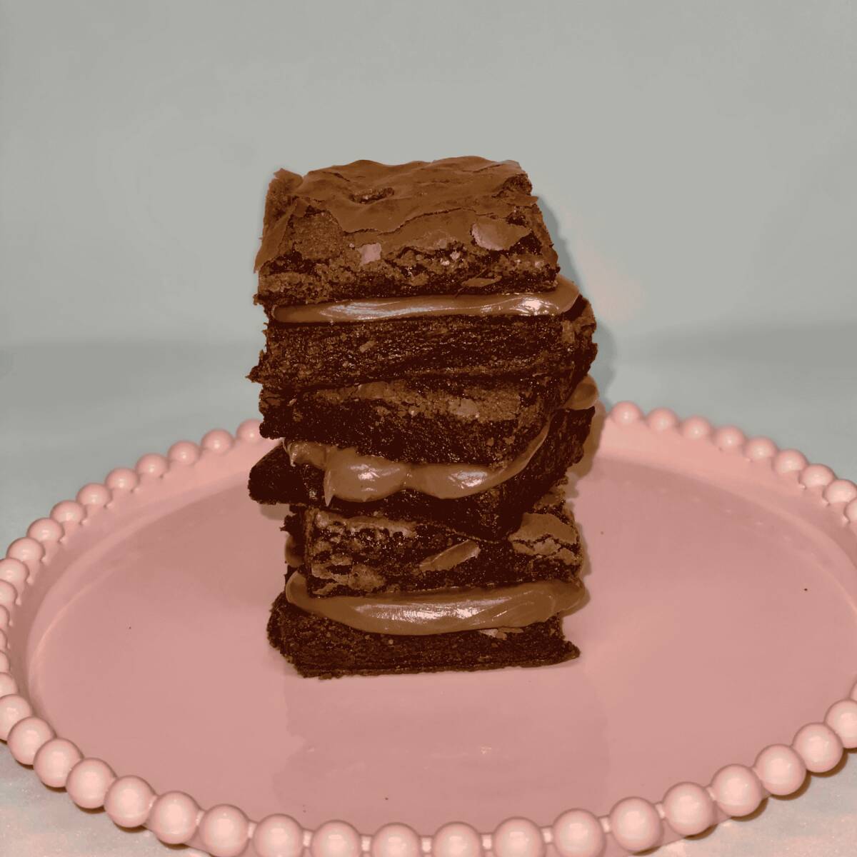 Nossa deliciosa massa de brownie super chocolatuda com gotas de chocolate ao leite, no tamanho 5x5 cm, com muito recheio de Brigadeiro!