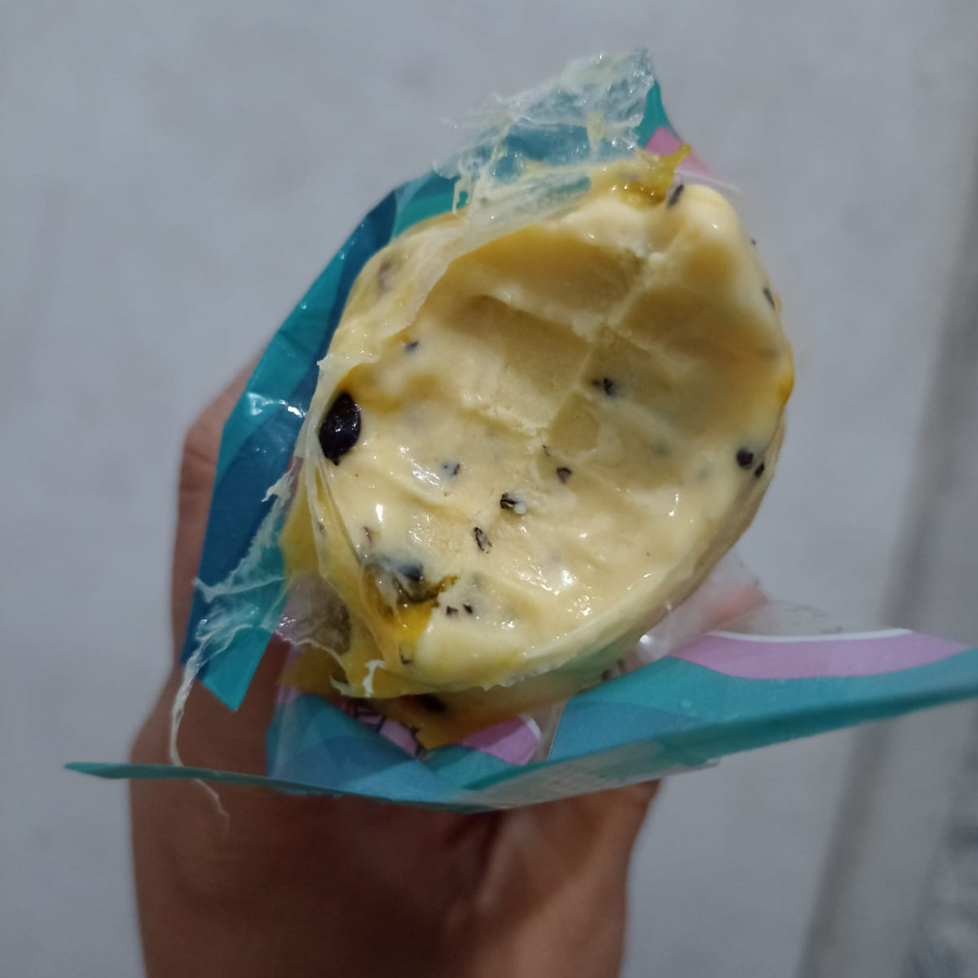 Cremoso, leve e com aquele azedinho que desperta o paladar!  Feito com maracujá de verdade, esse sacolé traz o equilíbrio perfeito entre o doce e o cítrico, numa textura aveludada que derrete na boca. Um sabor refrescante, marcante e impossível de provar só uma só vez!