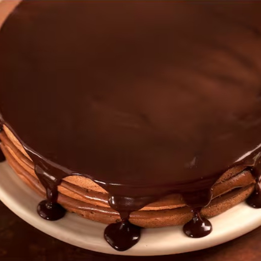 O bolo é enviado inteiro, caso deseje que o bolo seja fatiado, informe no campo de observações do produto (meio-amargo).