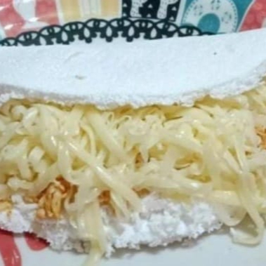 Massa, coco ralado, frango desfiado e queijo mussarela