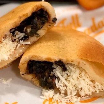 Empanada de Caraotas y Queso