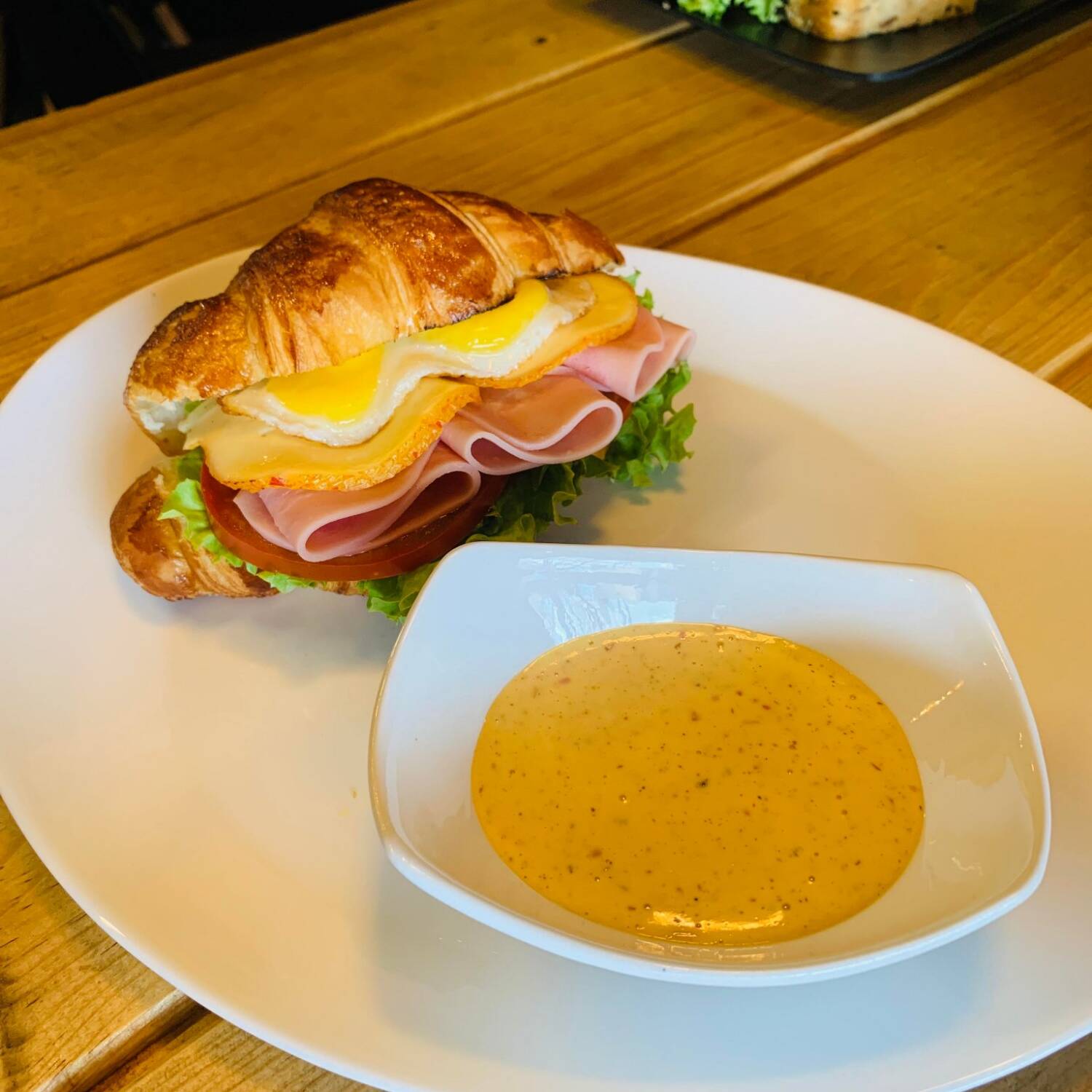 Croissant con Huevos