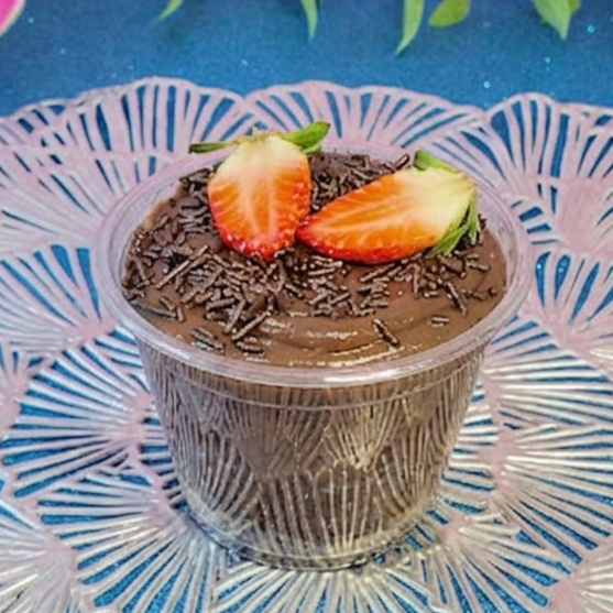 Camadas de bolo de chocolate molhadinho com brigadeiro cremoso 50% Cacau! E para finalizar um morango fresquinho!! 1 Unidade - Pesa 220 Gramas
