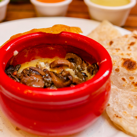 Cazuelita de Queso Fundido con Champiñones
