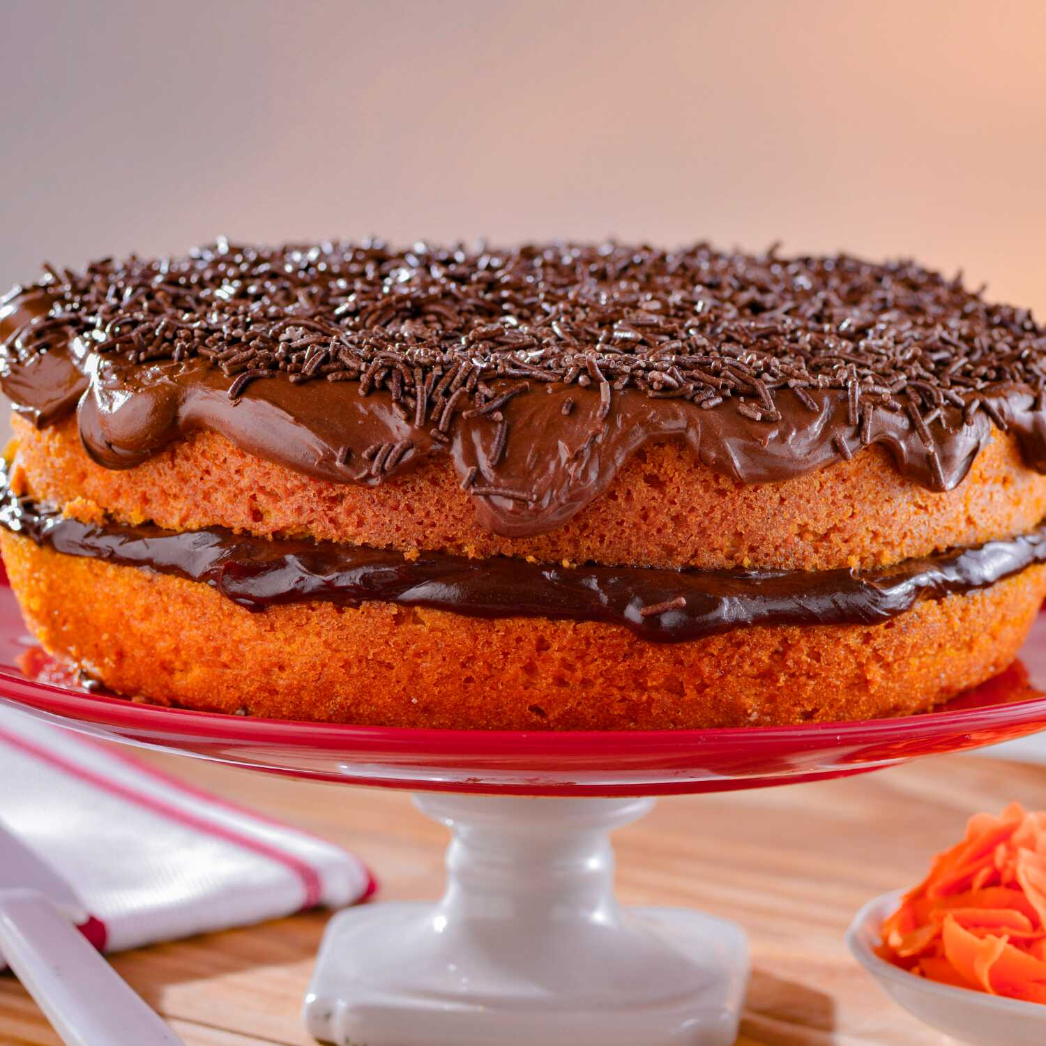 Bolo de cenoura caseiro da Vó, com recheio de brigadeiro cremoso, finalizado com cobertura de ganache de brigadeiro e granulado. Imagem meramente ilustrativa.
Bolo pequeno serve até 8 fatias
Bolo grande serve até 16 fatias