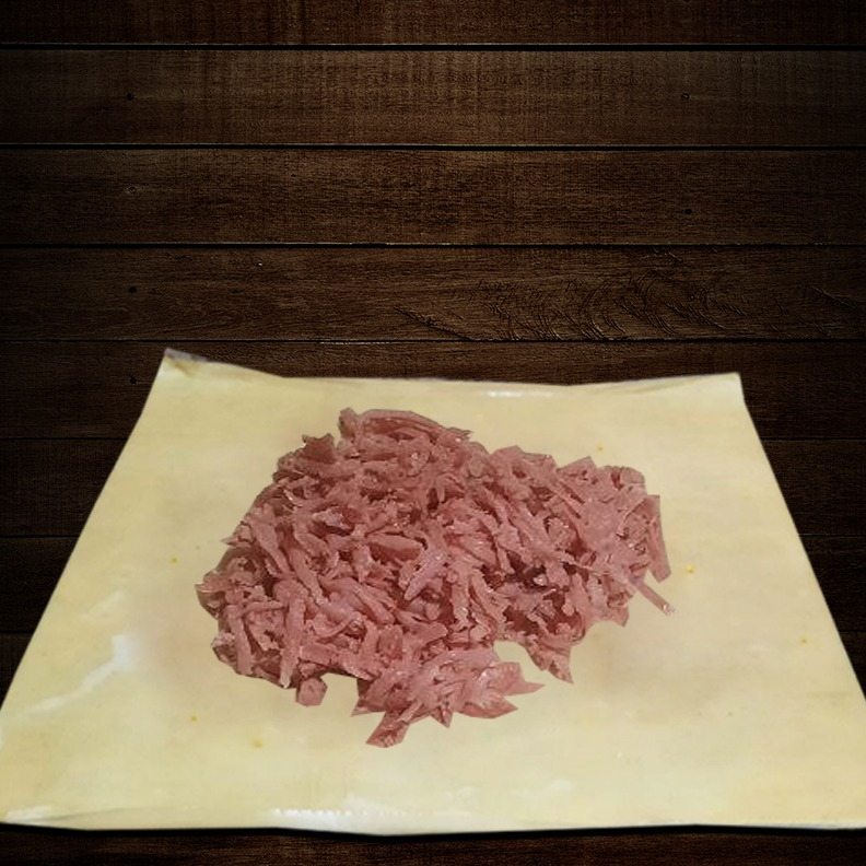 Apresentamos o nosso irresistível 'Pastel de Calabresa', um destaque entre os 'Pastéis da Casa (Salgados)'. Este delicioso manjar é preenchido com uma generosa quantidade de calabresa de primeira qualidade, ralada cuidadosamente para garantir a textura perfeita. Cada mordida revela as camadas ricas e robustas de sabor, trazendo um prazer culinário inigualável.