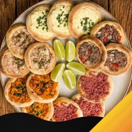 Kit com 15 Esfihas de 11 cm, sendo: 03 de Carne, 03 de Frango, 03 de Calabresa, 03 de Queijo e 03 de Presunto e Queijo. Recheio de Frango e Carne contém cebola e tomate.