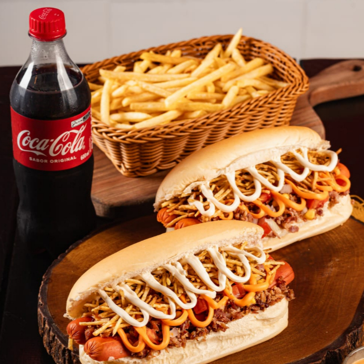 2 x bacon, 2 x batata frita pequena, 1 refrigerante 600 ml. Pão prensado na chapa com 2 salsichas ( PERDIGÃO), maionese, bacon com cheddar cremoso, batata palha e para finalizar cream chesse que da um toque especial.