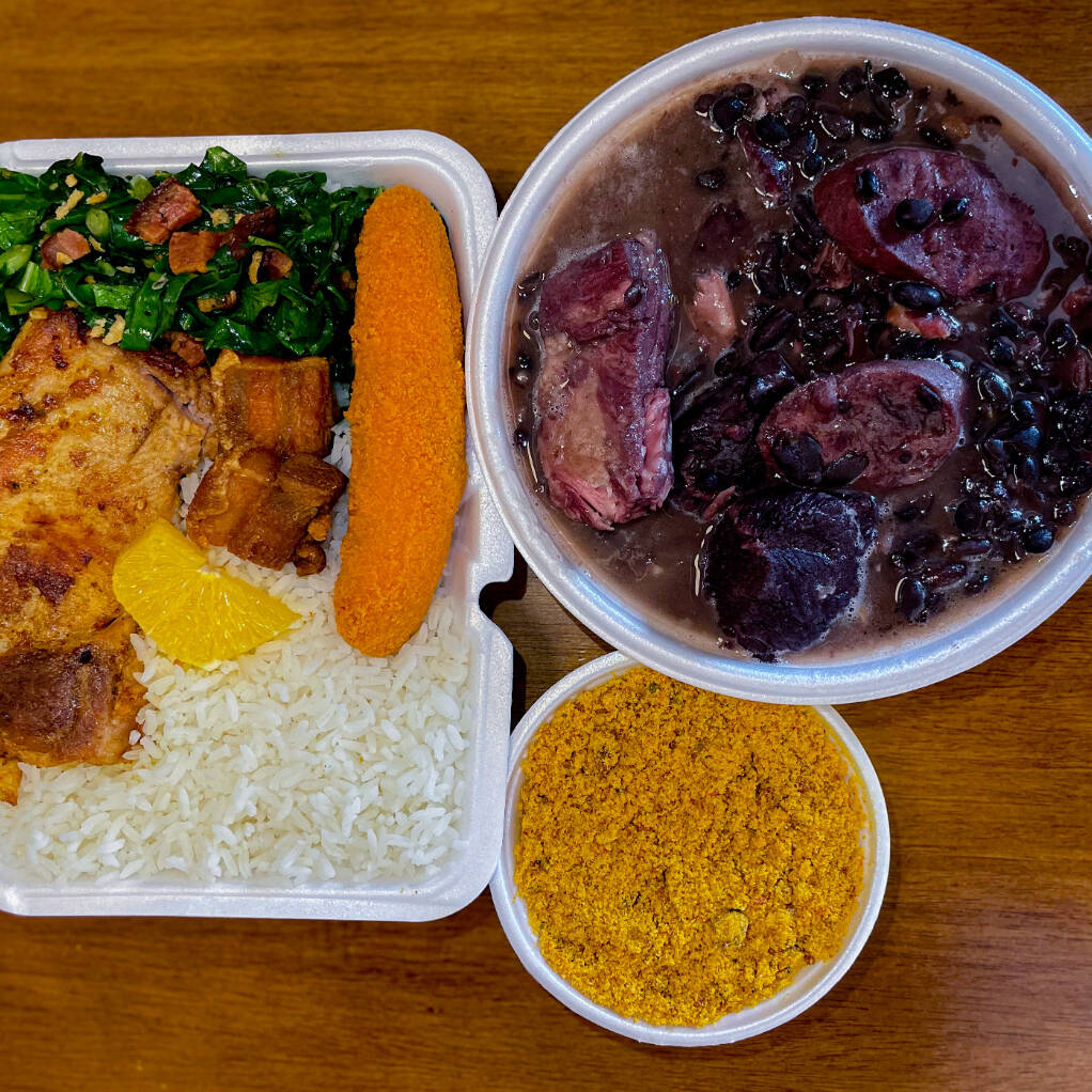 Acompanha Arroz, Banana, Farofa, Couve, Bisteca e Torresmo