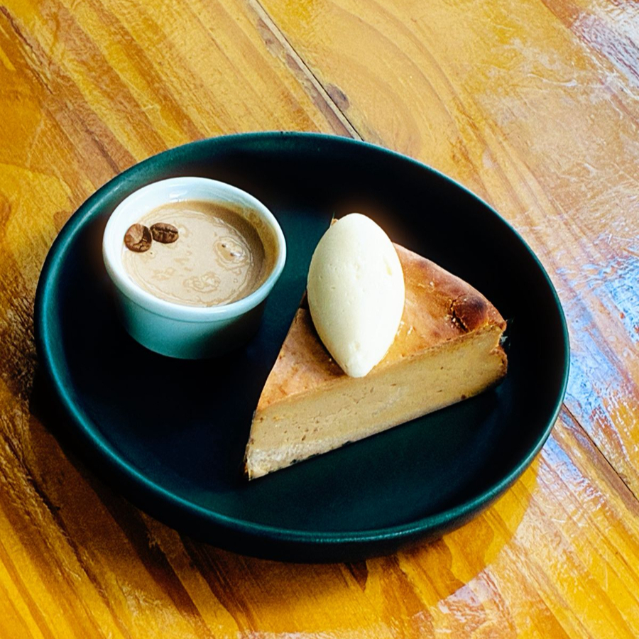 Torta Basca de doce de leite mineiro, creme de queijo Canastra e calda de café.
