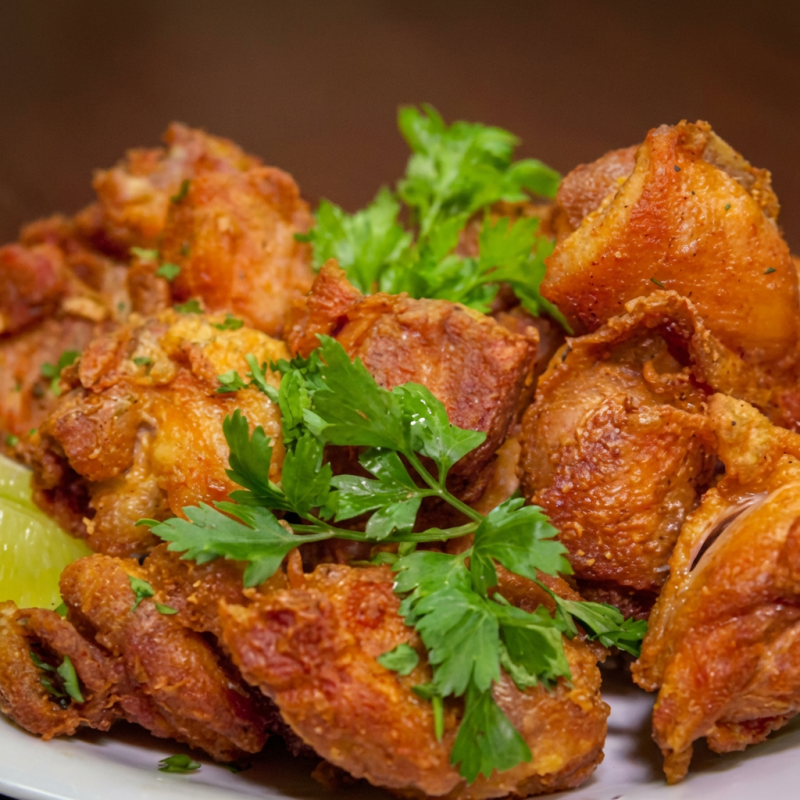 Pedaço de frango desossado e frito, salpicados com cebolinha.
foto ilustrativa