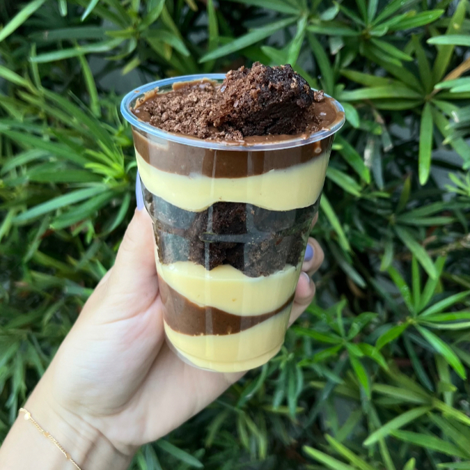 Uma delícia feita com a combinação perfeita ! Brigadeiro de leite Ninho bem cremoso, pedaços de brownie macio e muito recheio de creme de Ovomaltine. No topo, mais brownie, creme e flocos de Ovomaltine.