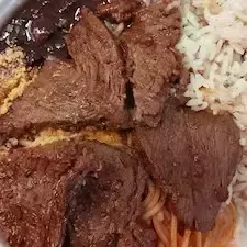 Cardapio do diaArroz Arroz integral Feijão Macarrão Farofa Quibebe de abóbora Batata palha Strogonoff de carne Frango frito Linguiça