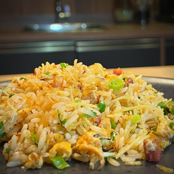 arroz, bacon, frango, milho, cebola, shoyu.