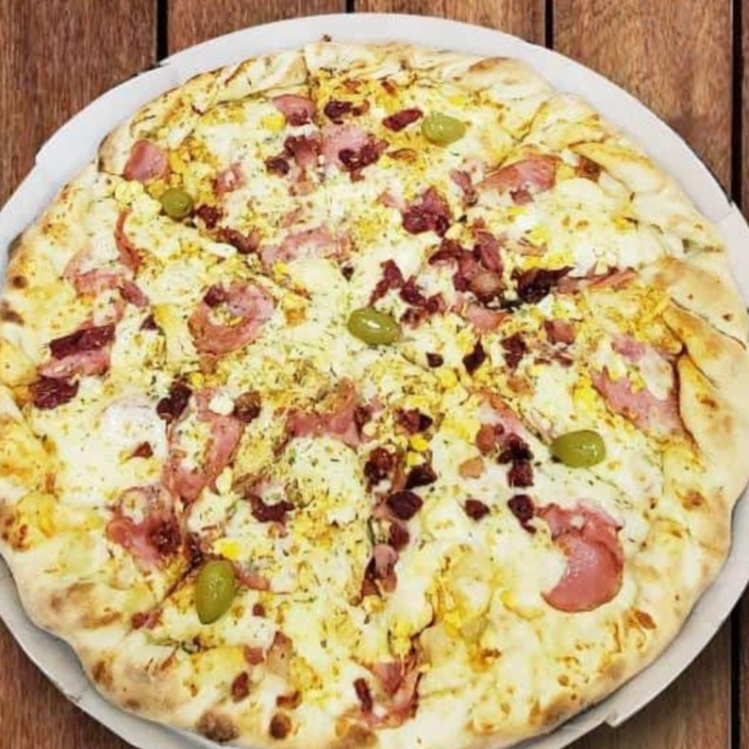 Base de mussarela, frango, calabresa, ovos e bacon