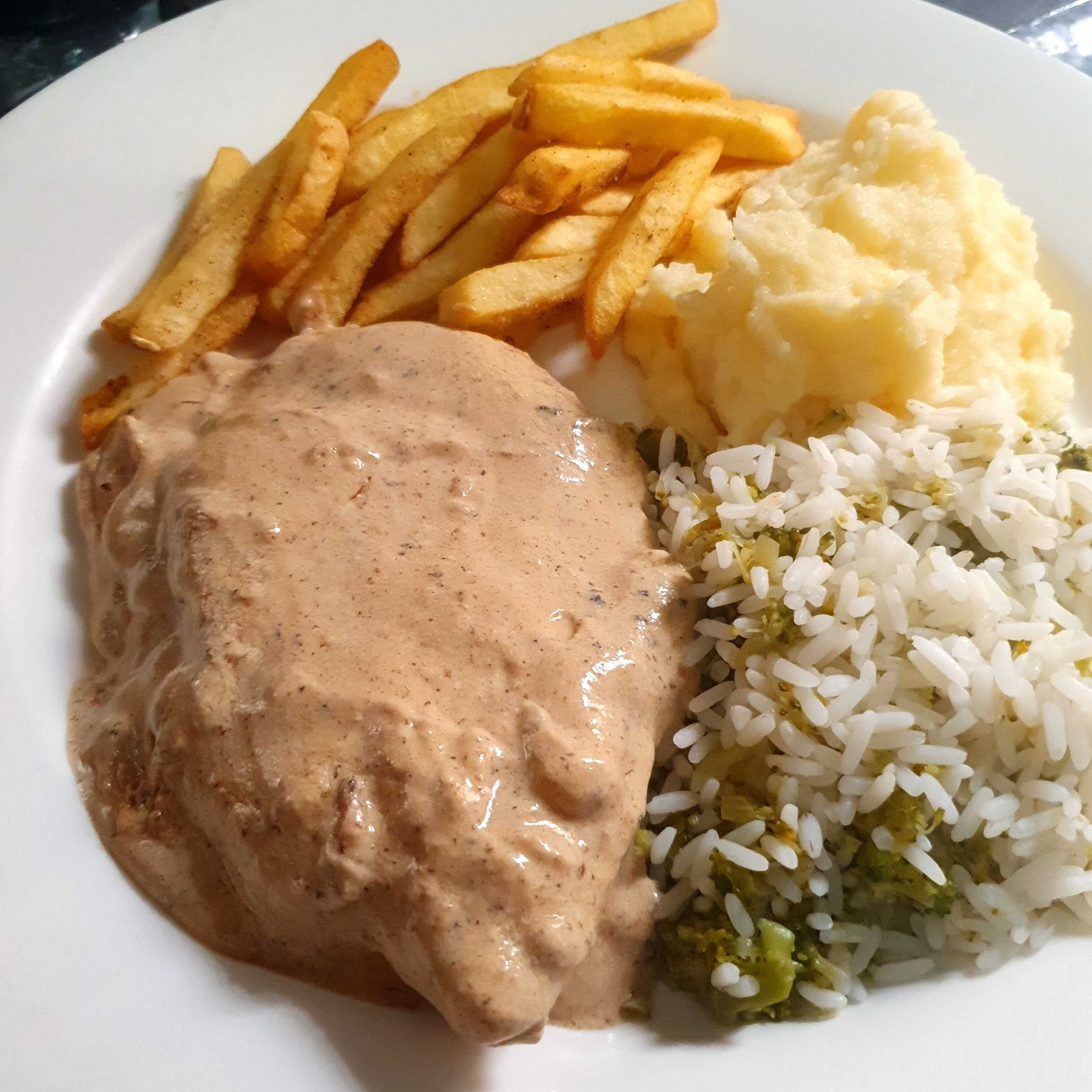 Peito de frango ao creme, arroz de brócolis, purê e batata frita.