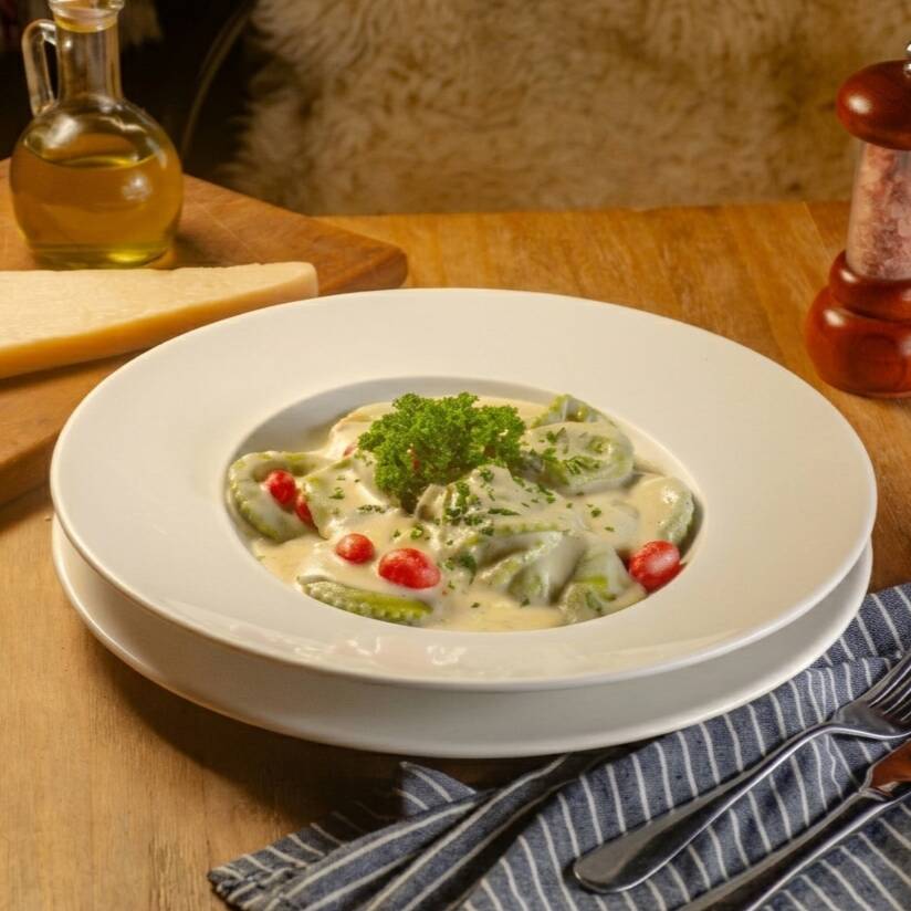 Massa artesanal de espinafre recheada com carne seca. Coberta por molho cremoso de quatro queijos. Acompanha Entrada e Sobremesa Grátis!!!