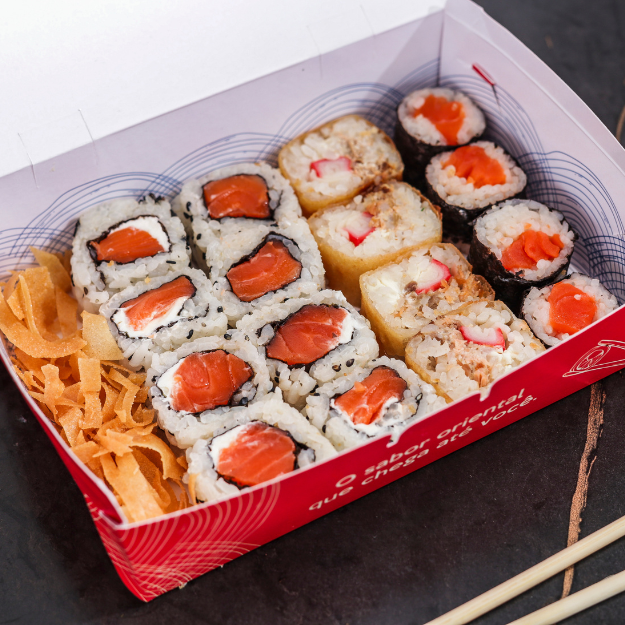 08 Uramaki de Salmão, 04 Hossomaki de Salmão e 04 Hot Grelhado.