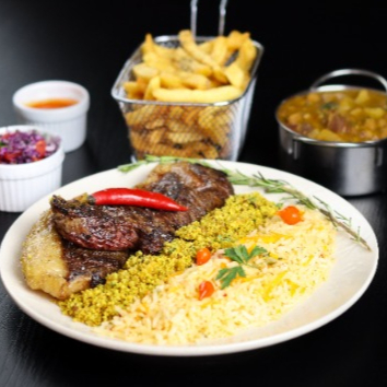 Feijão, arroz, farofa de ovo, salada e fritas.