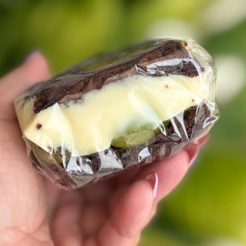 Sanduíche de Brownie recheado com Ninho e uvas verdes sem semente . Um sabor único, cremoso e refrescante em cada mordida! 😍