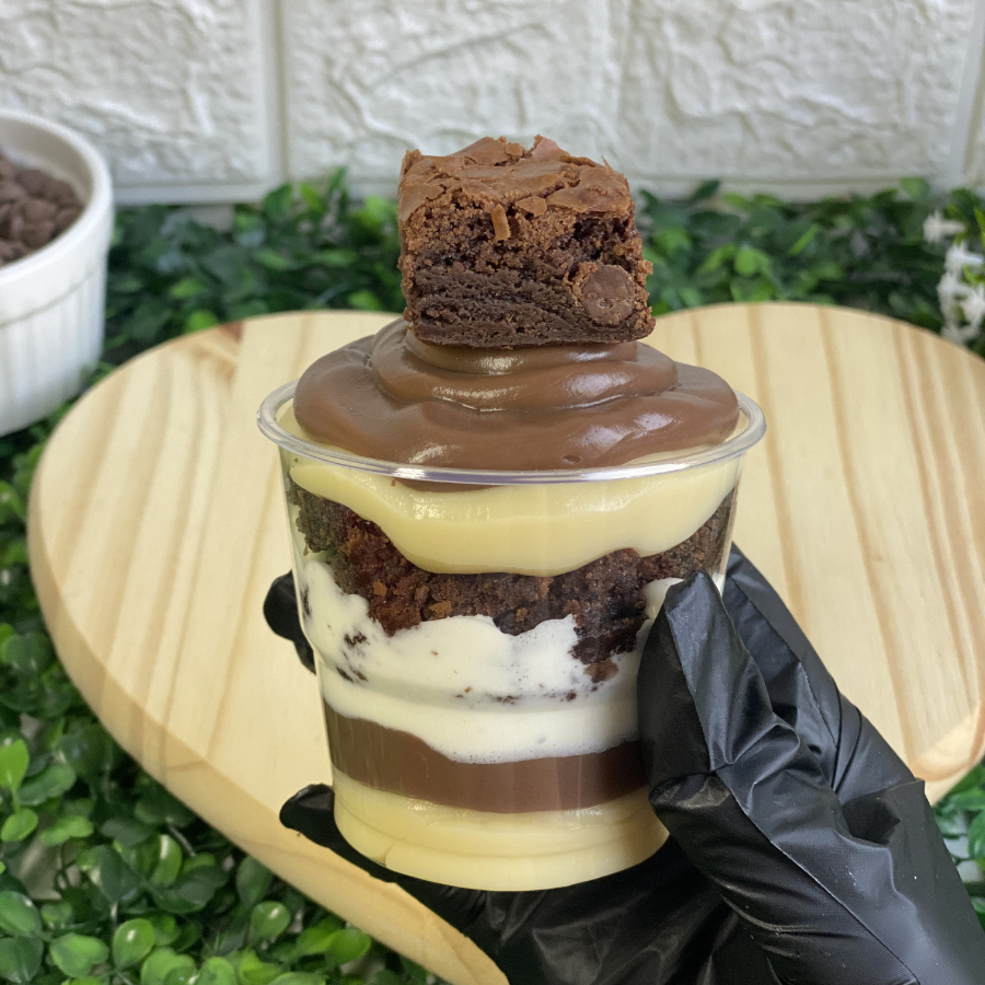 A perfeita combinação de Brownie com nosso cremoso recheio de Ninho , mousse de Ninho e Brigadeiro. Copo de 150ml