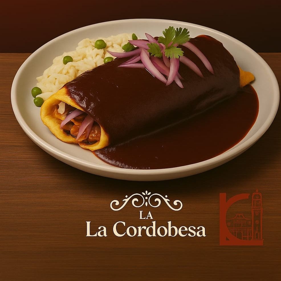 Omelette Relleno de Chilaquiles con Mole