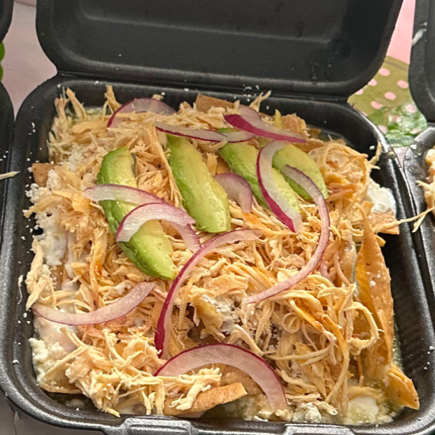 Chilaquiles con Pollo Desmenuzado