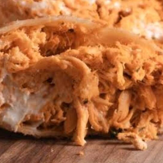 Massa sequinha e crocante com recheio de Frango e cream cheese