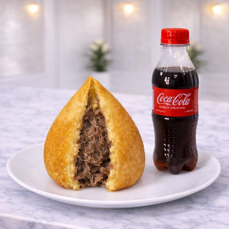 Delicie-se com uma coxinha crocante recheado com frango desfiado e com uma costela desfiada, acompanhado de uma Coca-Cola gelada (200ml). A combinação perfeita para matar a fome com muito sabor!