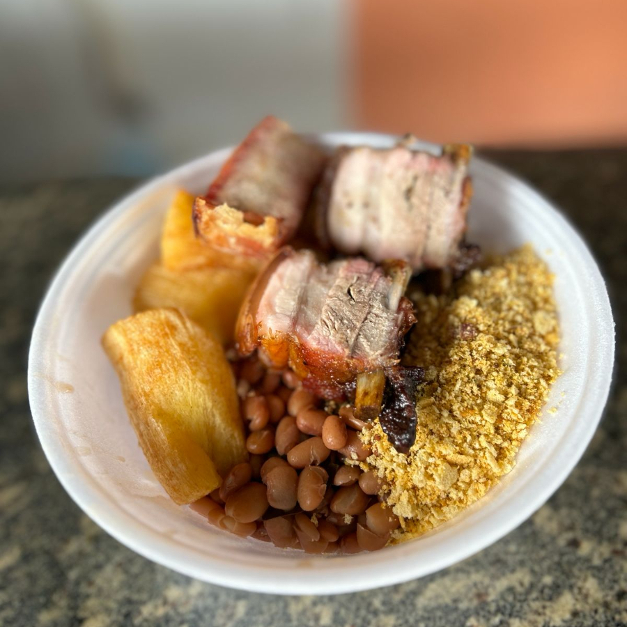 Acompanha arroz, feijão, mandioca frita, farofa artesanal e 3 pedaços de carnes suínas.