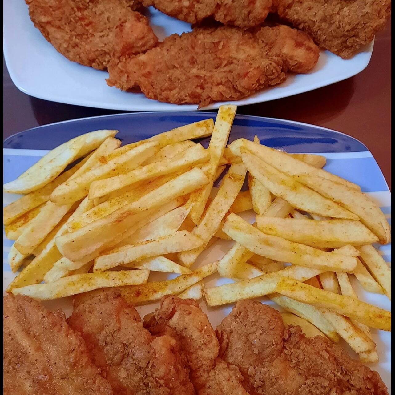 Pechuga Apanada con Papa Fritas y Salsa
